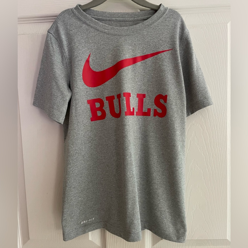 Nike Kids' Chicago Bulls Gray Dri-FIT Graphic Tee